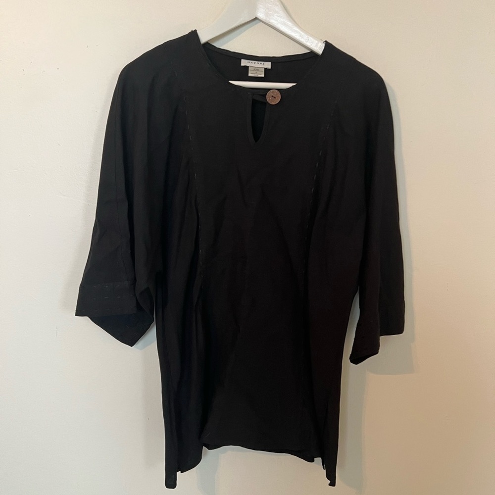 NATORI Linen Blend Top in Size Small with Keyhole on front and embroidery. EUC.